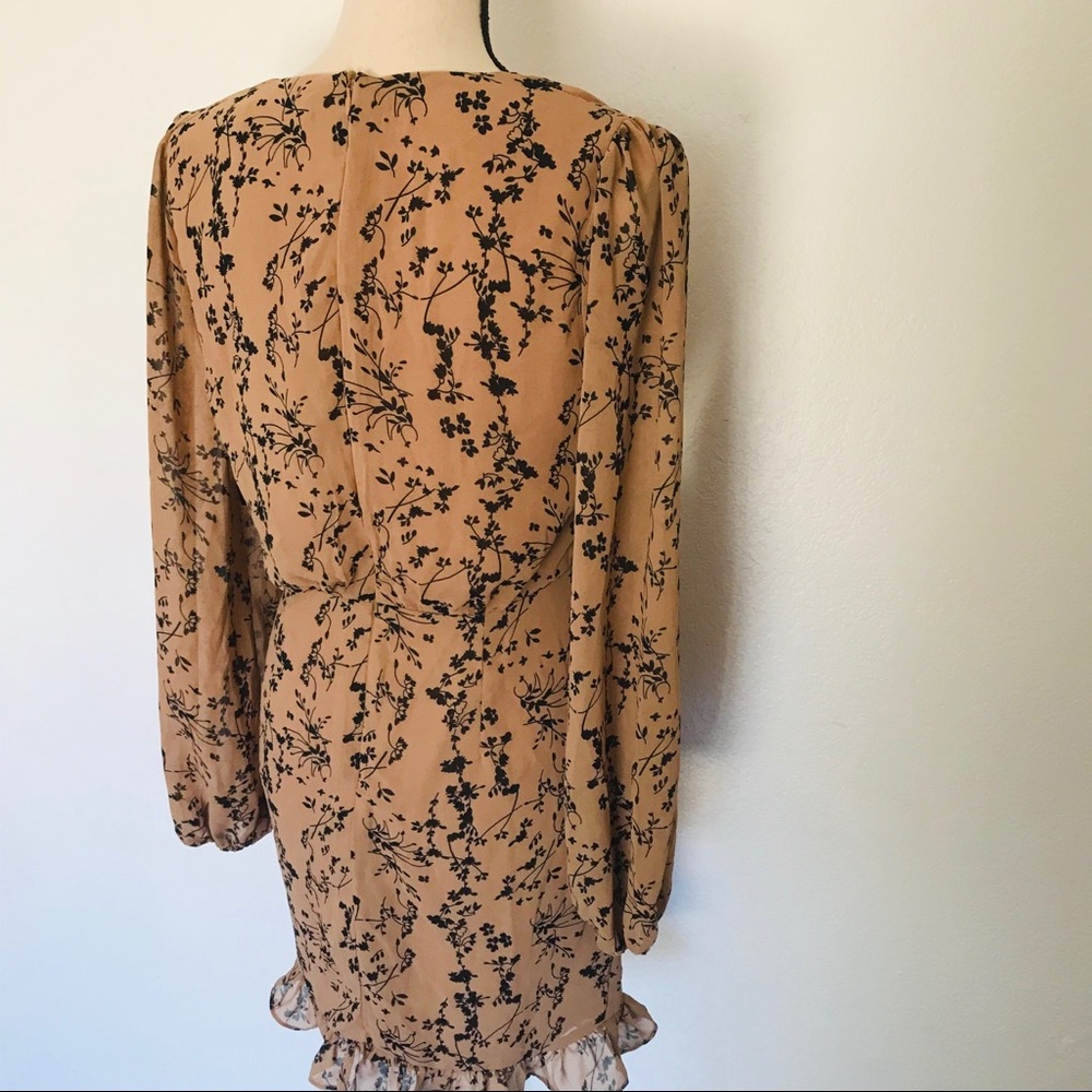 ❌sold❌Lulus One True Love Taupe Floral Ruched Min - Picture 7 of 12